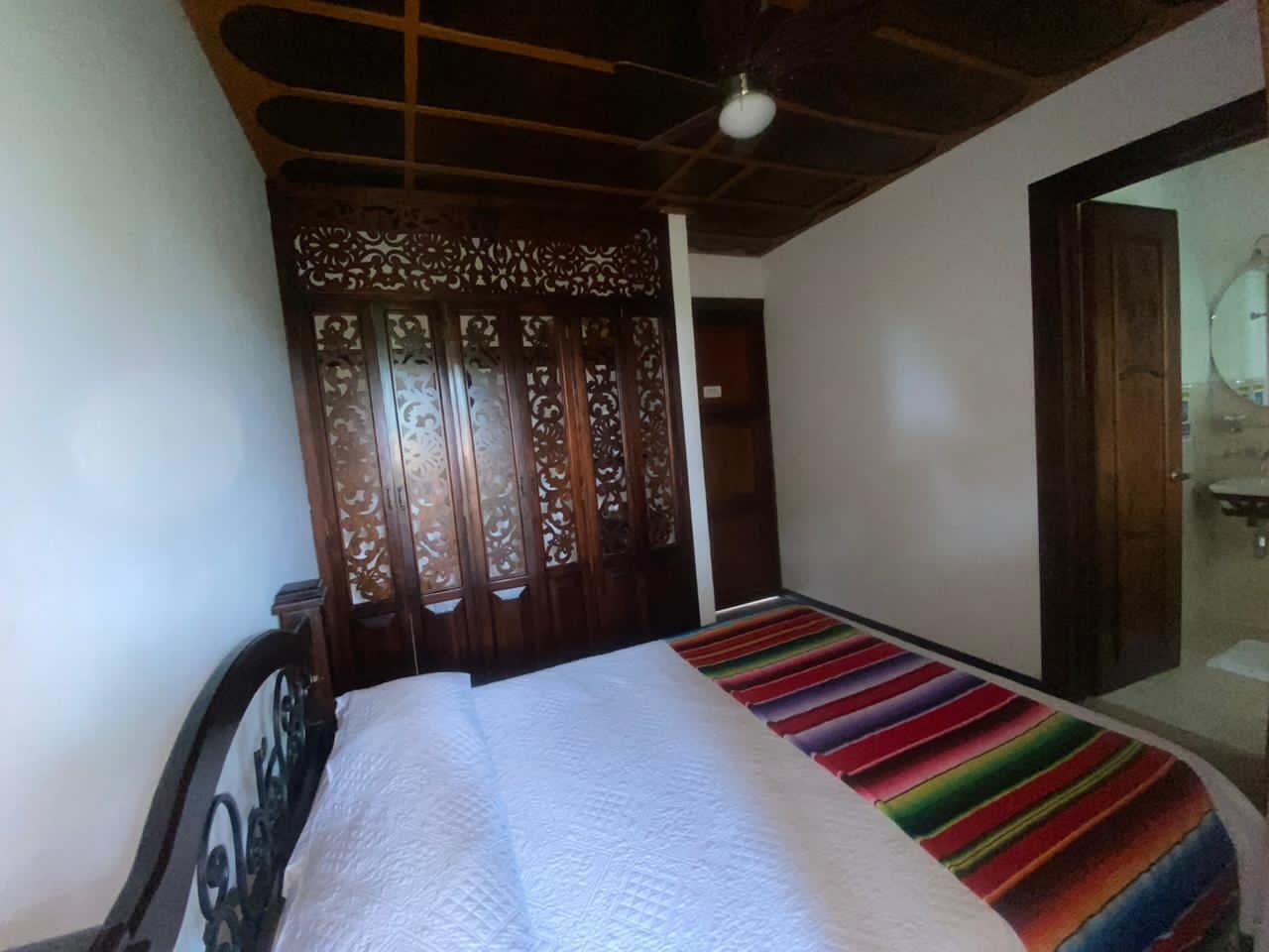 Minibar, caja de seguridad en la habitación y cortinas blackout 