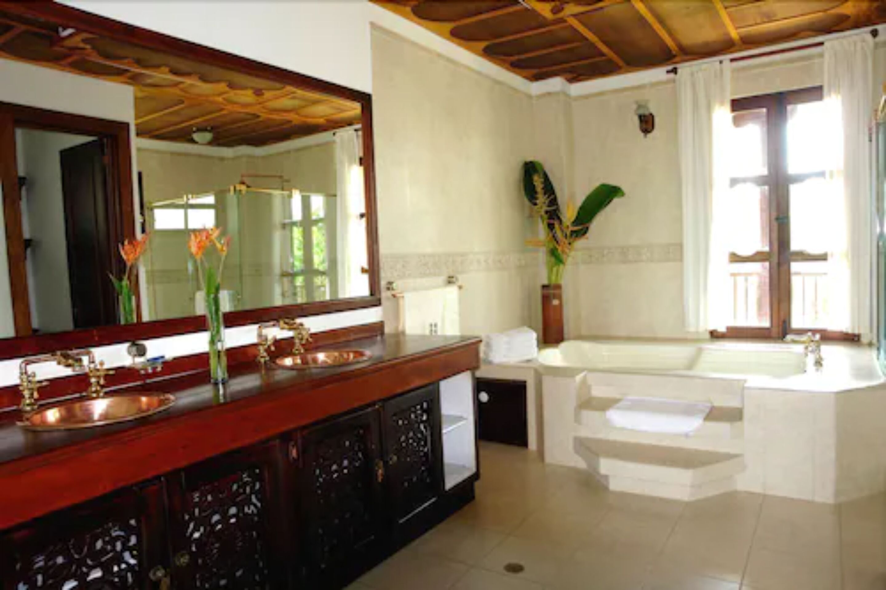 luxury suite | deep-soaking bathtub