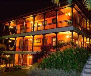 Façade de l’hébergement - soirée/nuit