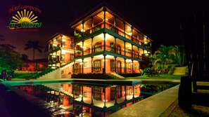 Front of property – evening/night - Hotel Campestre La Navarra (Armenia)