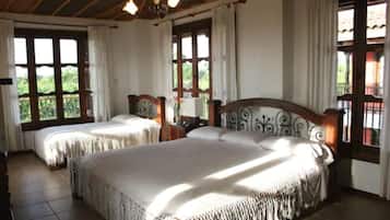 Suite de lujo | Minibar, caja de seguridad en la habitación y cortinas blackout