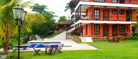 Piscine extérieure (ouverte en saison), parasols de plage