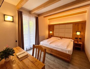 Dobbeltrom – comfort, fjellutsikt | Dundyner, memory foam-senger, safe på rommet og individuelt innredet