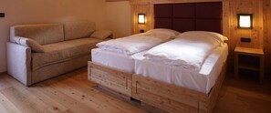 Habitación triple Confort | Edredones de plumas, colchones viscoelásticos, caja fuerte