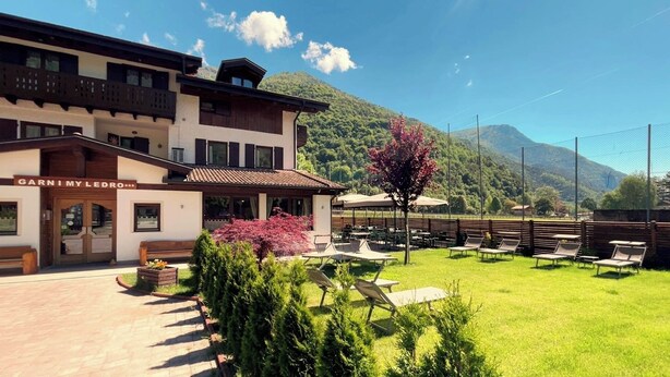 Un hôtel doté d’une terrasse, de sièges en plein air et offrant une vue sur les montagnes.
