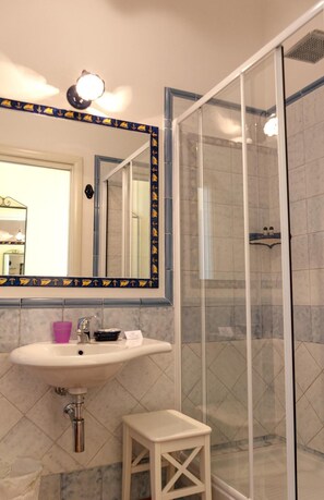 Dusche, Regendusche, kostenlose Toilettenartikel, Haartrockner