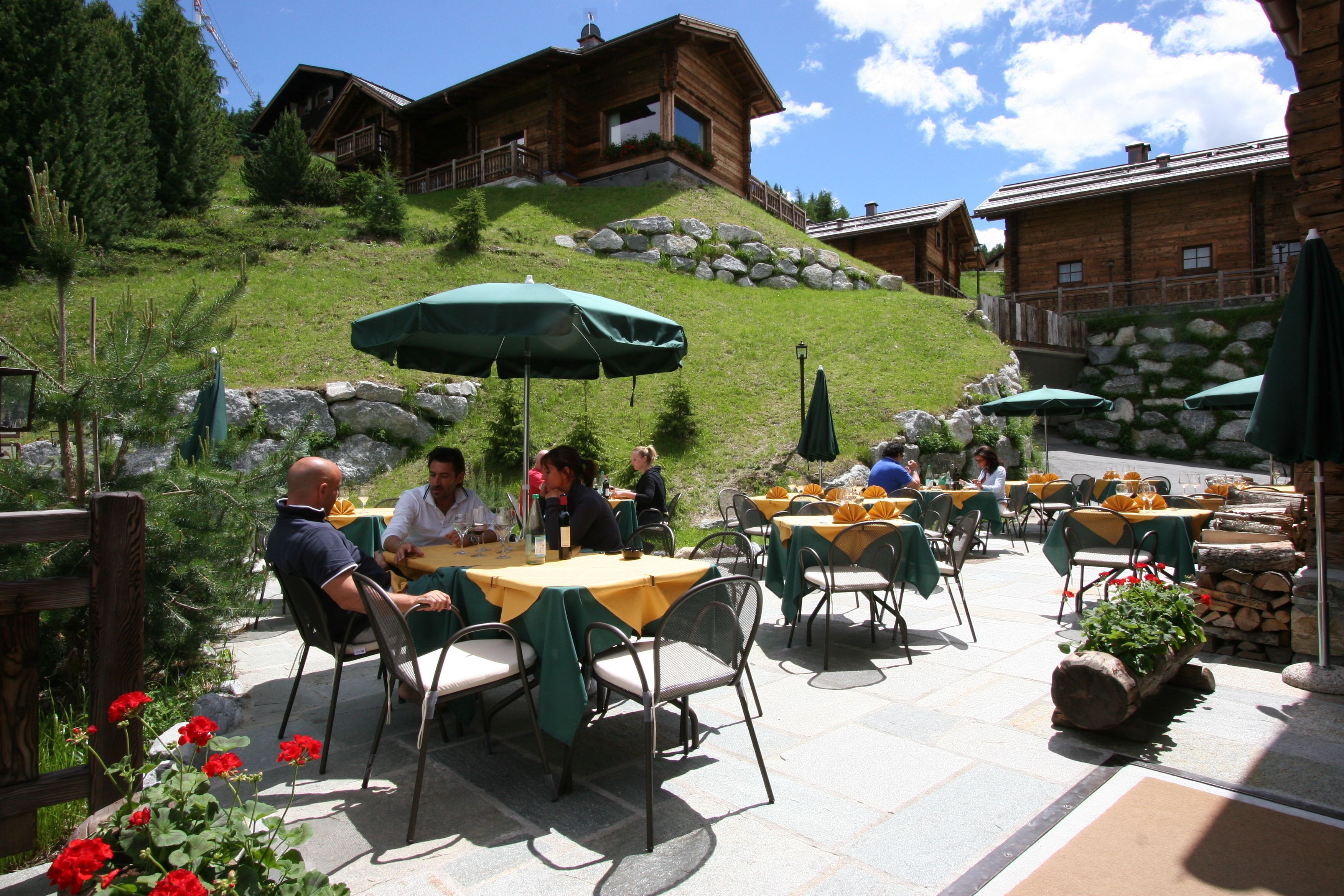 Breakfast and dinner served, alfresco dining 