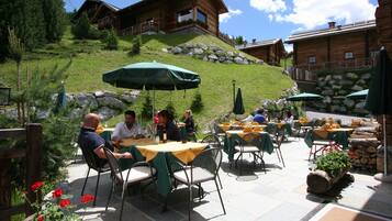 Serveert ontbijt en diner, openlucht dineren