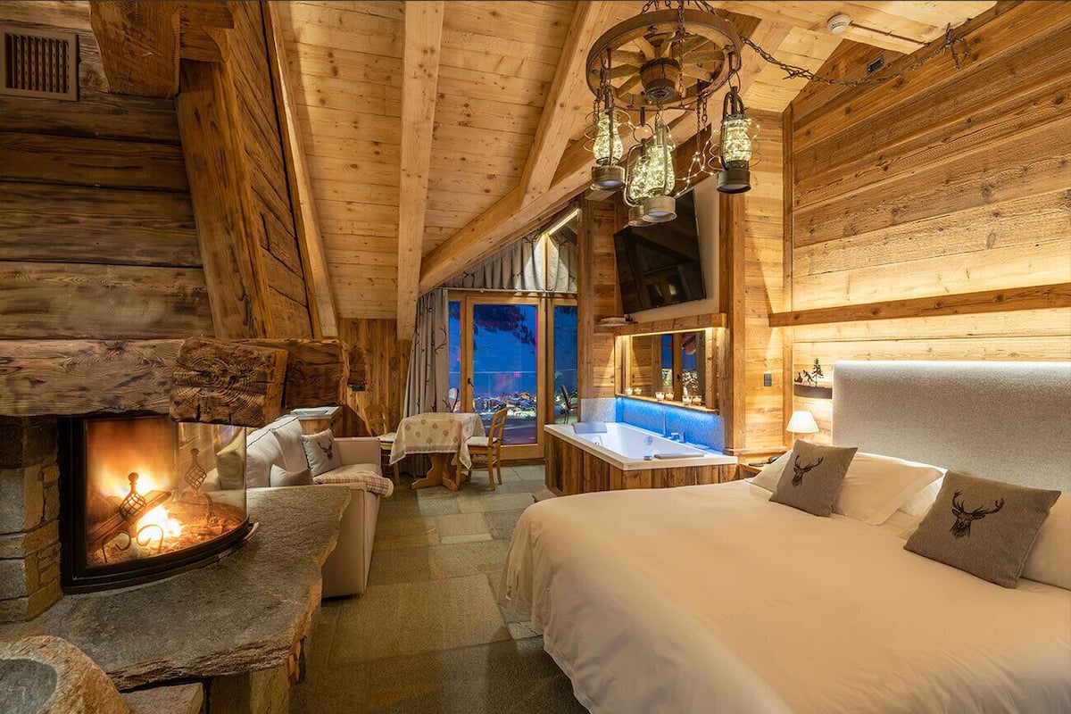 Deluxe Studio Suite, Fireplace (sauna) | 1 bedroom, minibar, blackout drapes, soundproofing