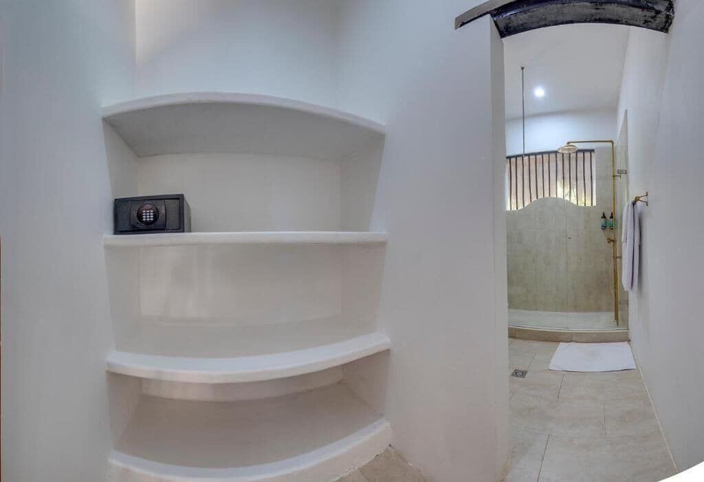 standard room, 1 queen bed | minibar, in-room safe, individually furnished, iron/ironing board