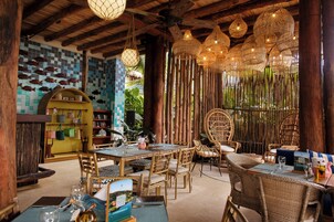 Se sirven desayunos y almuerzos; cocina caribeña; con vista a la playa