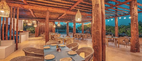 Petit déjeuner, déjeuner et dßner servis sur place, vue sur la plage