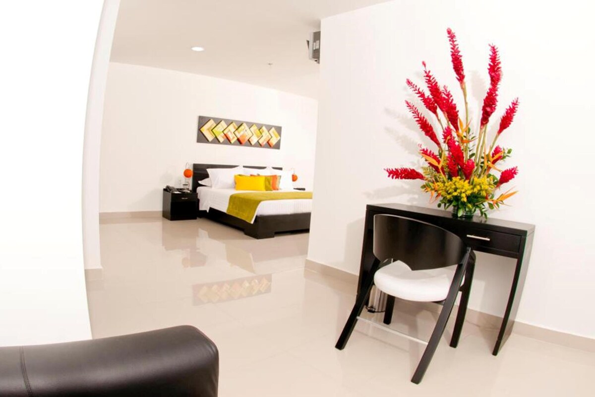 1 habitación, caja de seguridad en la habitación y escritorio