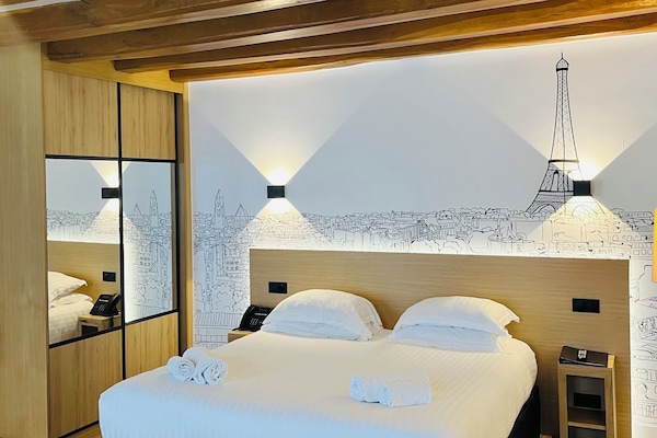 Caja de seguridad en la habitación y decoración personalizada