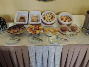 Free daily buffet breakfast - Hotel Costa Balena (Guarujá)