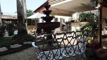 Se sirven almuerzos y cenas; cocina brasileña; con vista a la piscina