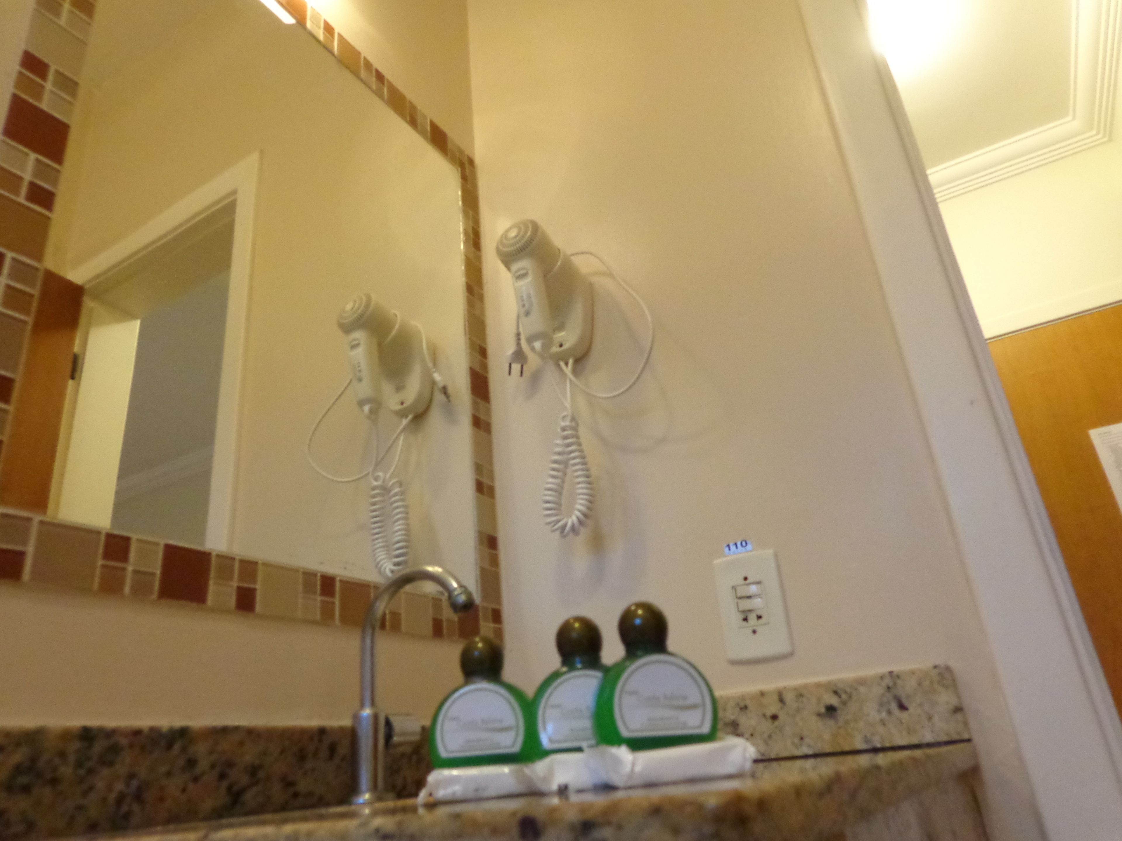 triplo luxo (1o andar) | bathroom | shower, free toiletries, towels