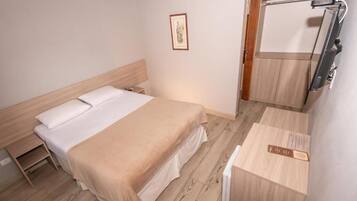 Habitación triple | Ropa de cama de alta calidad, minibar, caja fuerte