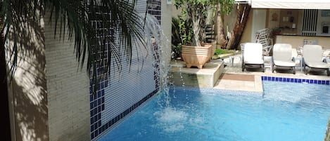 Piscine couverte, piscine extérieure, parasols de plage, chaises longues