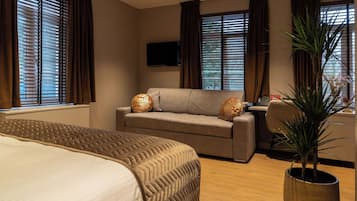 Family Room | 1 bedroom, minibar, in-room safe, desk