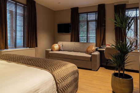 Family Room | 1 bedroom, minibar, in-room safe, desk