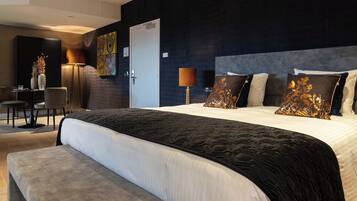 Luxe tweepersoonskamer | 1 slaapkamer, een minibar, een kluis op de kamer, een bureau