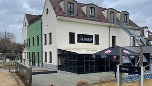 Een hotel met een bord waarop 'Hotel Boskar' staat.