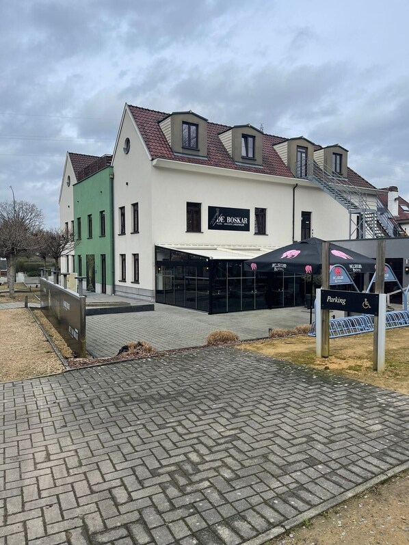 Een hotel met een bord waarop 'Hotel Boskar' staat.