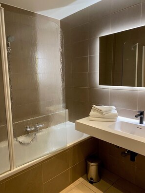 Secadora de cabello, jabón, shampoo, papel de baño