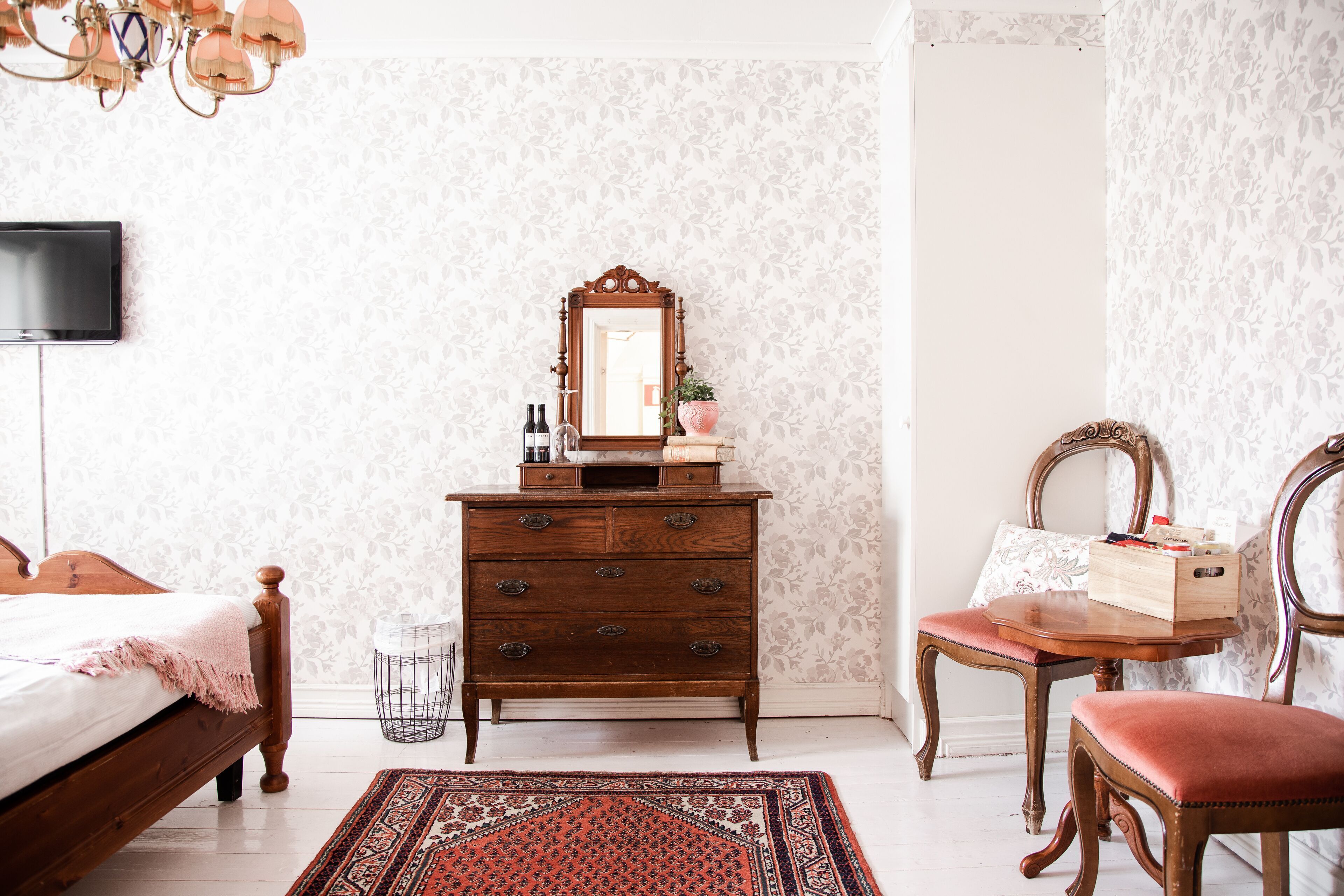 Individually furnished, blackout curtains, free WiFi, bed sheets