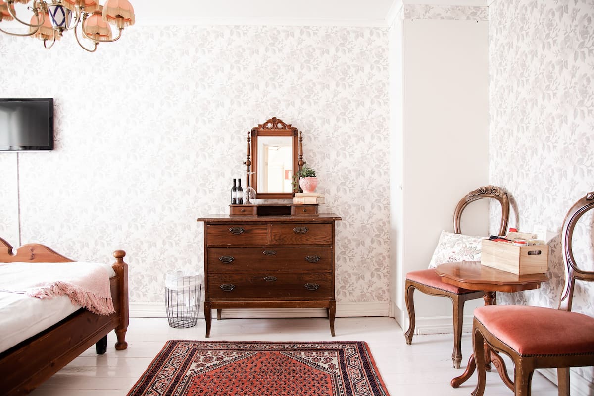 Individually furnished, blackout curtains, free WiFi, bed sheets