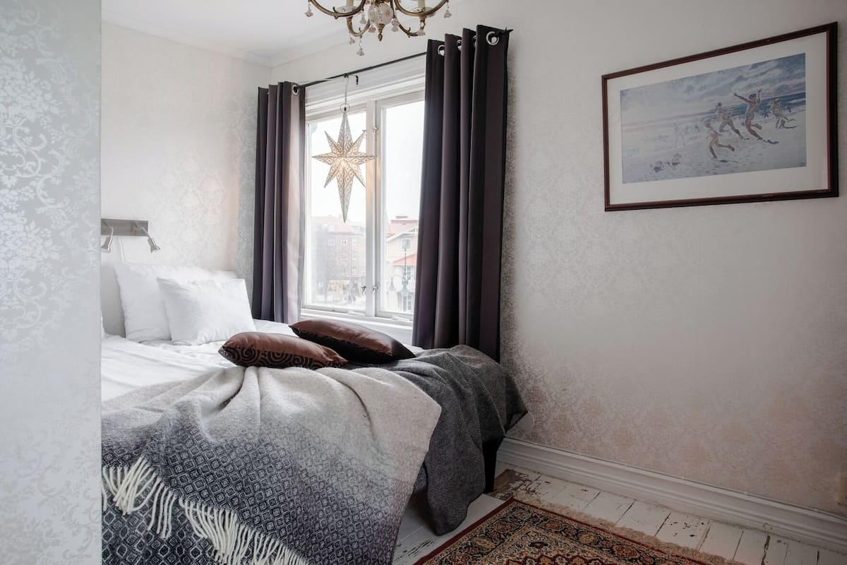 Blackout drapes, WiFi (free), individually furnished, bed sheets
