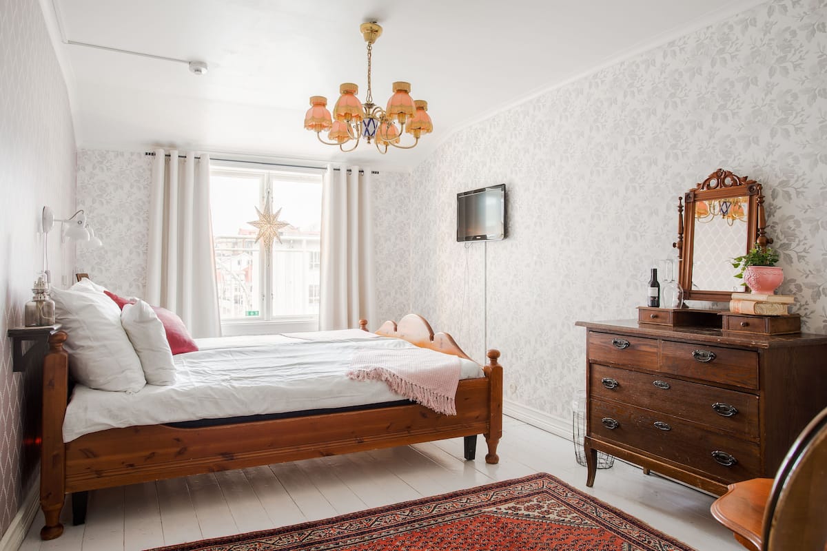 Individually furnished, blackout curtains, free WiFi, bed sheets