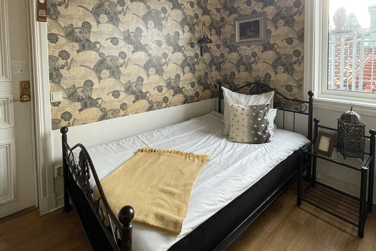 Blackout drapes, WiFi (free), individually furnished, bed sheets