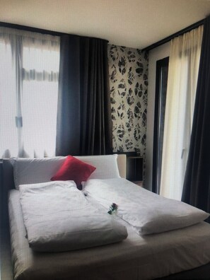 Minibar, brankas, meja kerja, dan tirai kedap cahaya