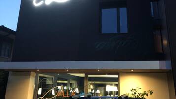 Un bâtiment moderne doté d’une enseigne lumineuse bien visible, sur laquelle on peut lire : « VILLA Verina ».