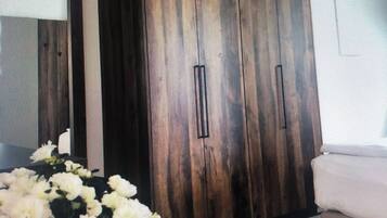 Minibar, Zimmersafe, Schreibtisch, Verdunkelungsvorhänge