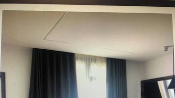 Camera King con Balcone | Minibar, una cassaforte in camera, una scrivania, tende oscuranti