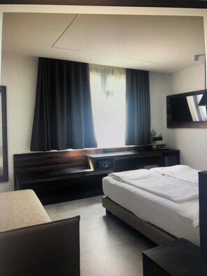 Camera King con Balcone | Minibar, caja de seguridad en la habitación y escritorio 