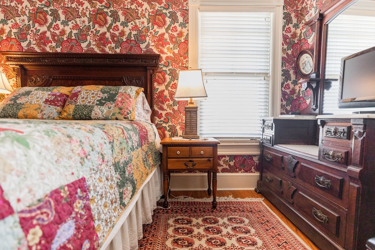 Standard Double Room, Private Bathroom (Willem the Silent Poet) | 1 bedroom, iron/ironing board, free WiFi, bed sheets