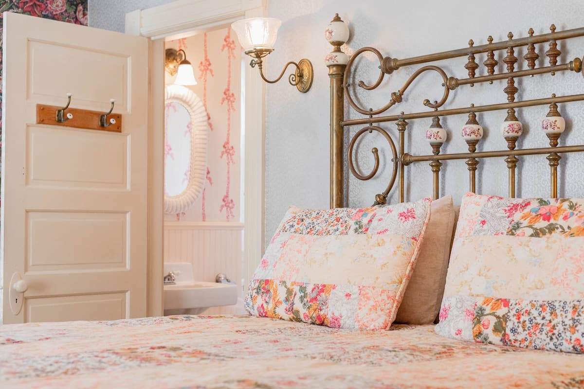 Standard Double Room, Private Bathroom (Captain Theuns) | 1 bedroom, iron/ironing board, free WiFi, bed sheets