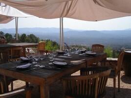 Mesa lista para comer con una vista panorámica a la montaña.