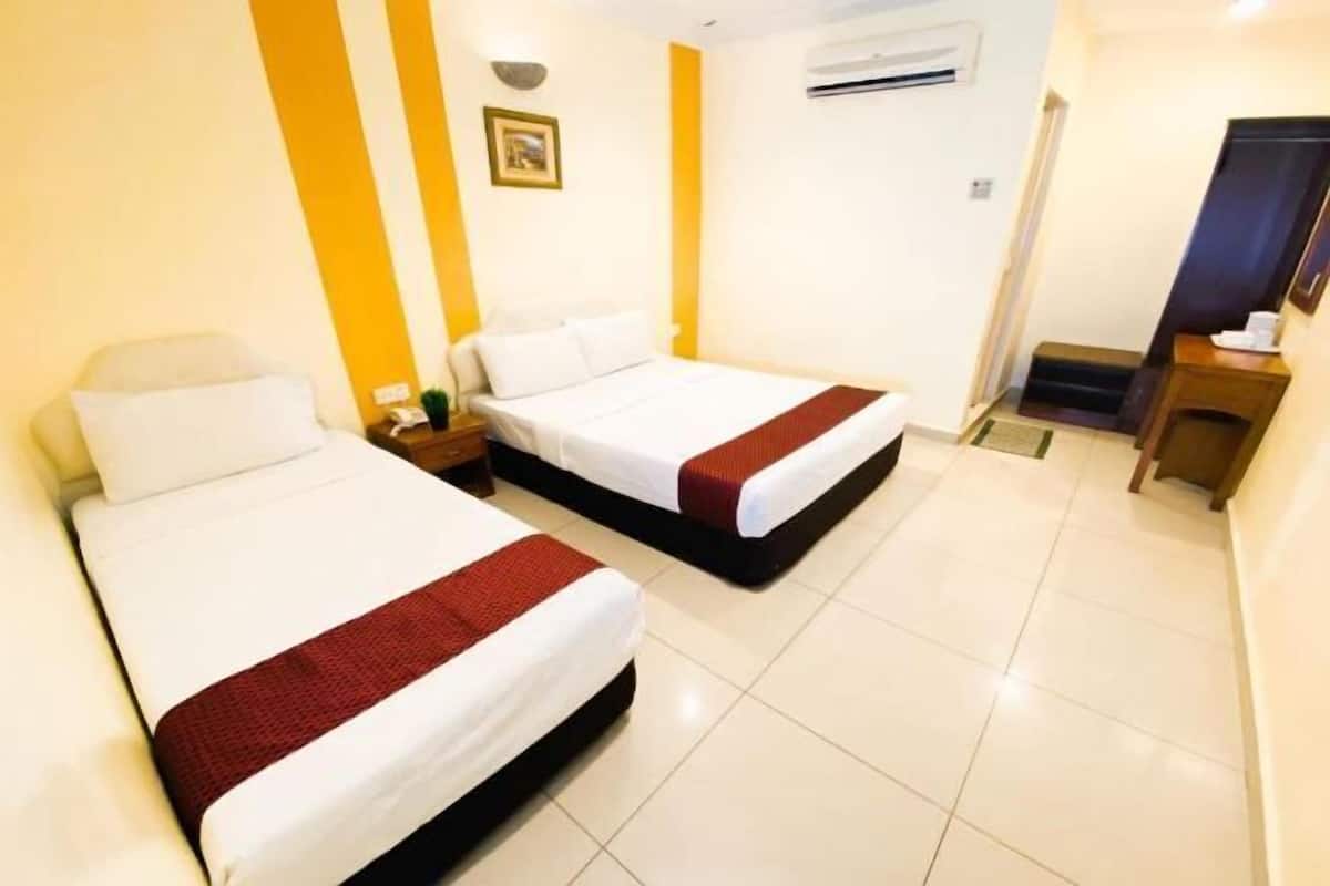In-room safe, desk, iron/ironing board, bed sheets