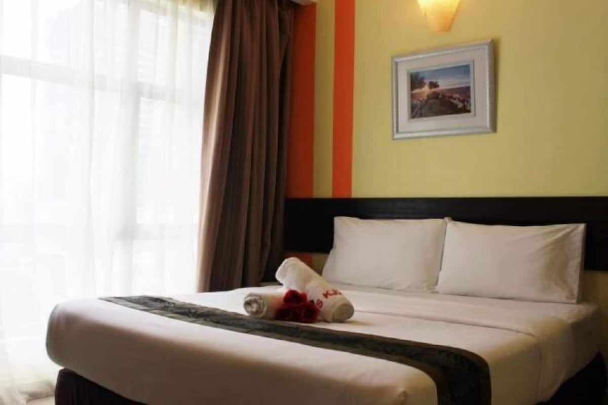 In-room safe, desk, iron/ironing board, bed sheets