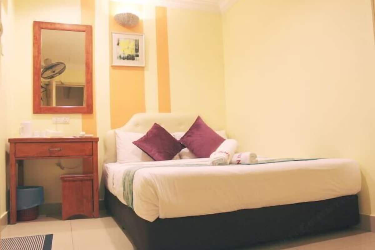 In-room safe, desk, iron/ironing board, bed sheets