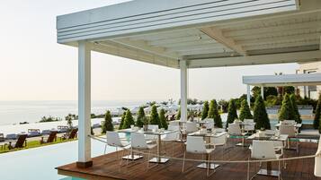 2 restaurants, serveren ontbijt