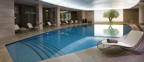 室內游泳池和2 座室外游泳池,開放時間為 10:00 至 20:00,提供泳池遮陽傘和日光浴躺椅