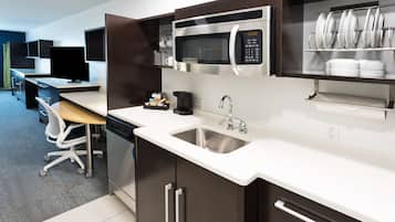 Refrigerador, microondas, horno y cafetera y tetera