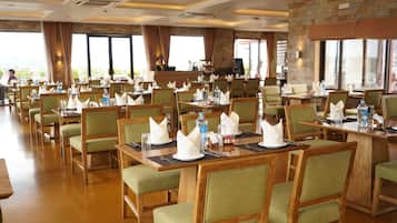 2 restaurants; ze serveren er ontbijt, lunch, diner en brunch