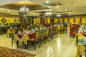 Café da manhã completo todos os dias (USD 10 por pessoa) 